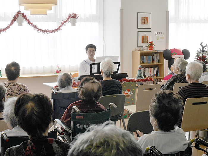 研修医の辻先生によるピアノ演奏