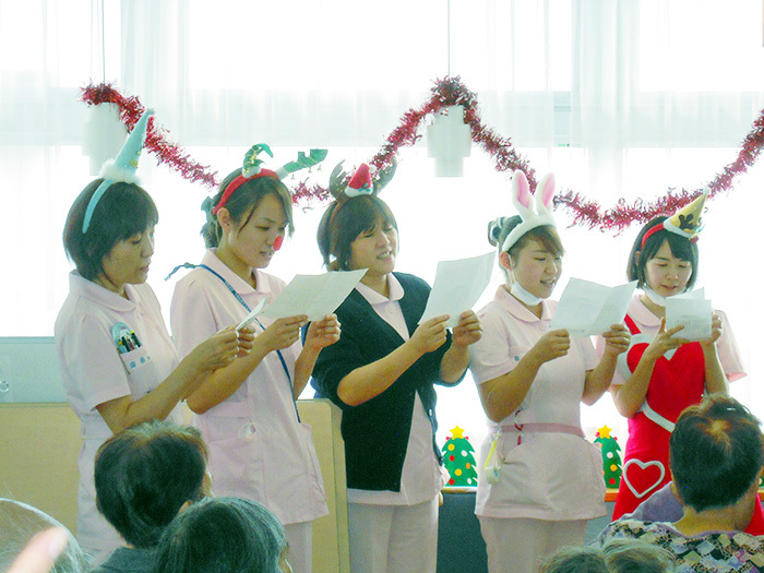 入院患者様と回復期病棟スタッフとでクリスマスソングを一緒にうたいました。